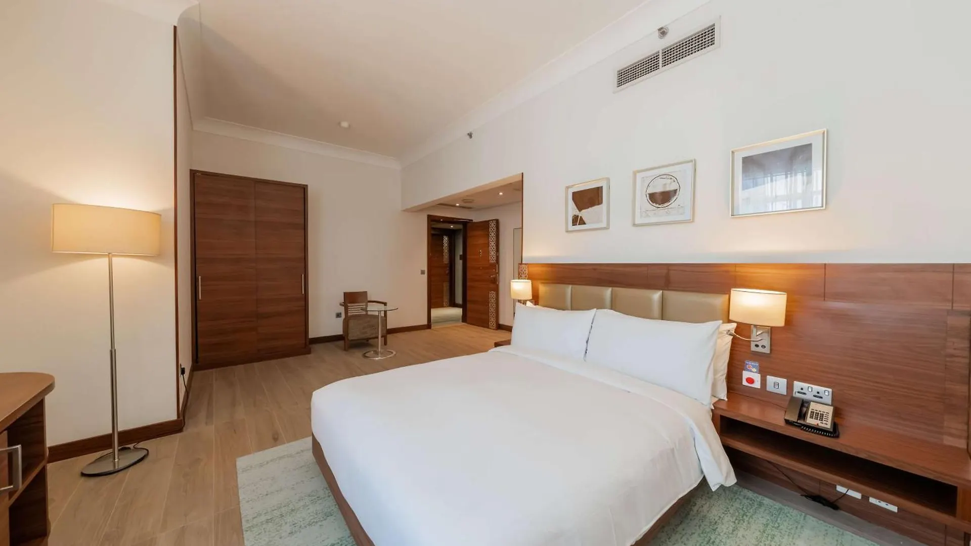 **** Отель Hilton Garden Inn Dubai Jumeirah ОАЭ