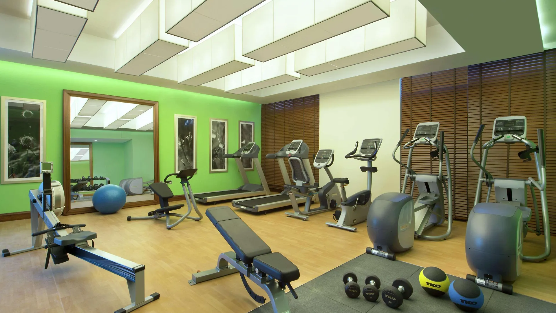 Hilton Garden Inn Dubai Jumeirah 4*,
