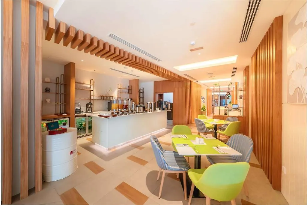 Hilton Garden Inn Dubai Jumeirah 4*,